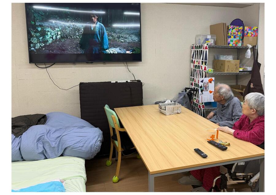 夜の映画上映会の様子
